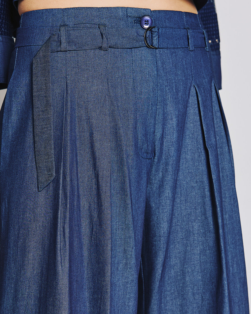 High-waist denim pants with a belt